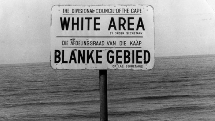 Güney Afrika'da apartheid rejimi döneminde ''Beyazlar için alan'' yazısı.